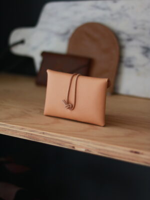 pochette origami nouée Maison Polin cuir accessoire maroquinerie fait main France porte-carte porte-monnaie pochette fourre-tout